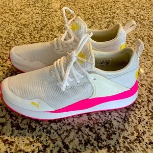 White and Pink pumas